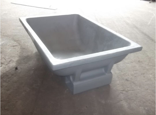 Siembra de moldes en una bandeja para reciclar desechos de aluminio